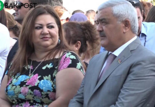Rövnəq Abdullayev xanımı və nəvəsi ilə