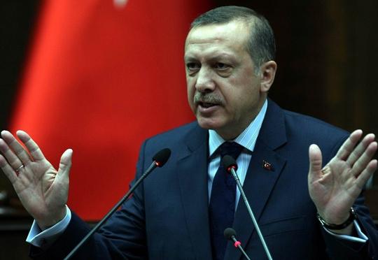 Türkiyə qapılarını suriyalı qaçqınların üzünə bağlayır