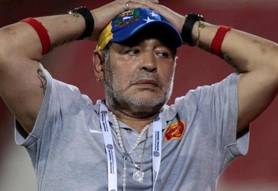 Maradona içib soyundu, rüsvay oldu