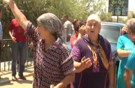 Qaçqınlar yolu bağladı: “Qızlarımız qamışlıqda çimir” - Video