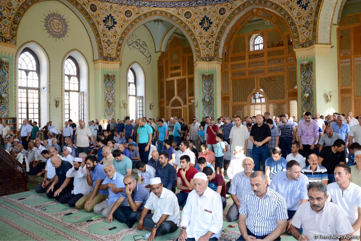мусульманство в азербайджане. религиозные верования в азербайджане. имам хаменеи намаз. вероисповедание азербайджанцев. ислам в азербайджане.