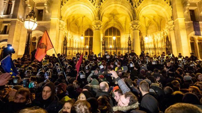 Budapeştdə də etirazlar başladı