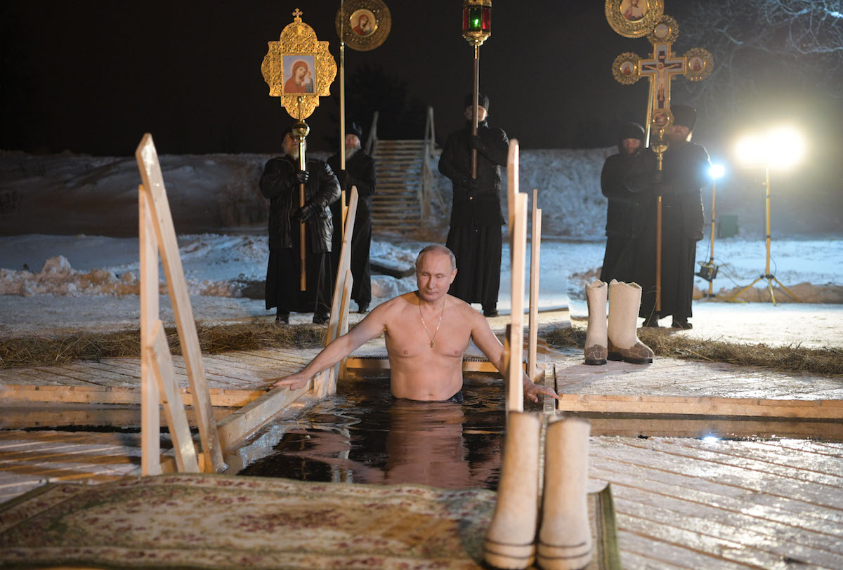 Putin xaç suyuna girdi