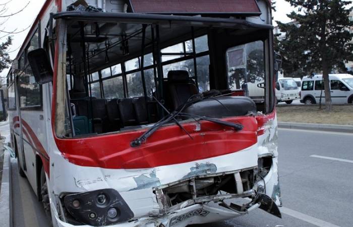 Bakıda TIR-la avtobus toqquşdu