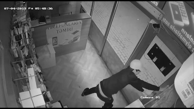 Telefon oğurluğu kameraya düşdü - VİDEO