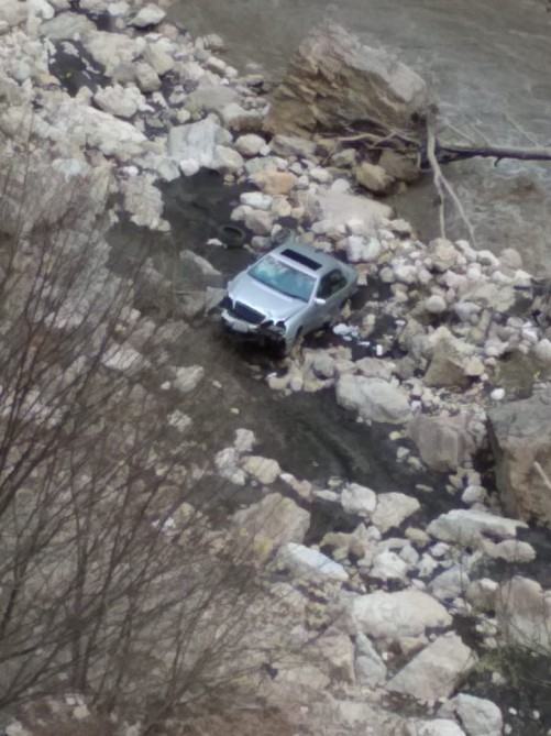 Quba-Xınalıq yolunda “Mercedes” markalı maşın dərəyə aşıb