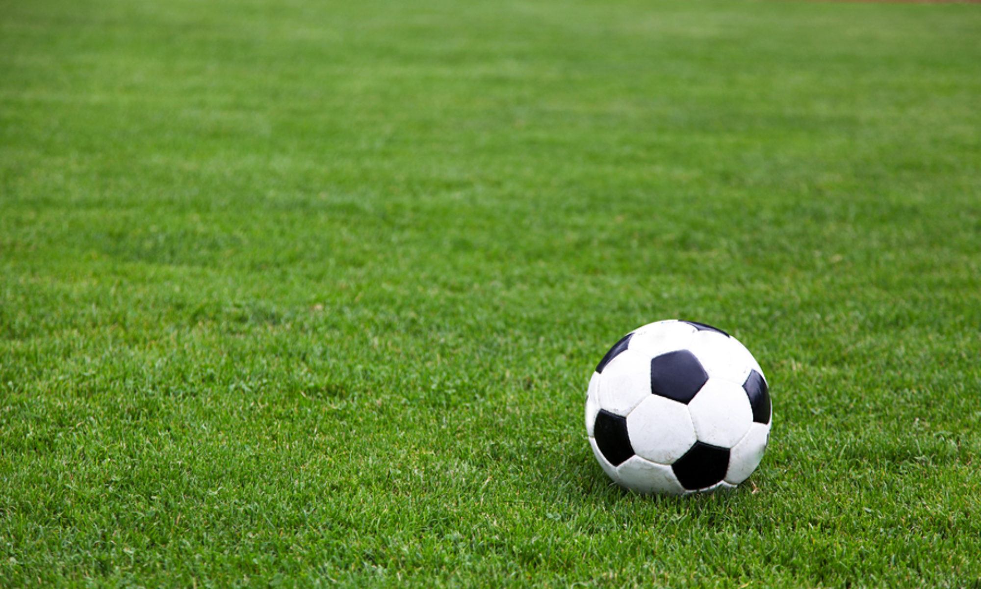 Siaran bola. Футбольный мяч на поле. Футбольный мяч на траве. Футбольный мяч на стадионе. Футбольный мячик на поле