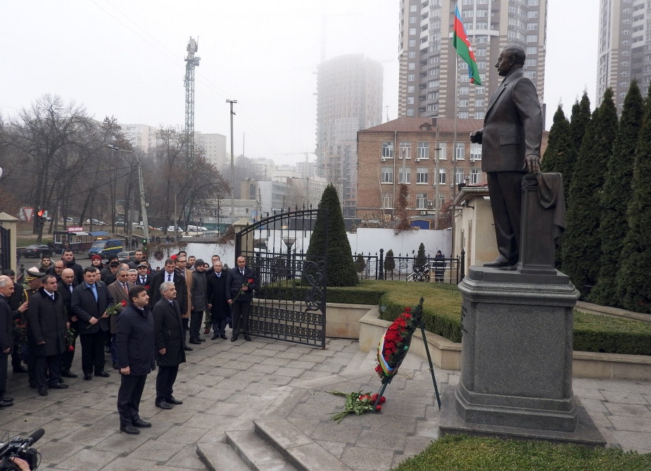 Əli Əhmədov Kiyevdə Heydər Əliyevin abidəsi önünə tər çiçəklər düzdü