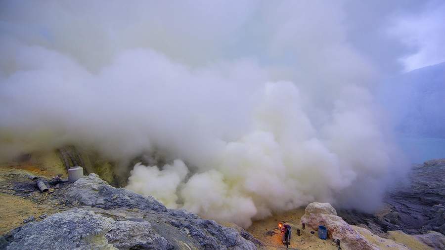 Çinli turist İndoneziyada vulkan kraterinə düşüb