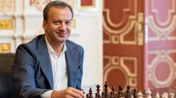 FIDE prezidenti Bakıya gəlib