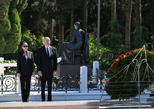 İlham Əliyev və Mehriban Əliyeva Fəxri xiyabanda Ulu Öndər Heydər Əliyevin məzarını ziyarət ediblər