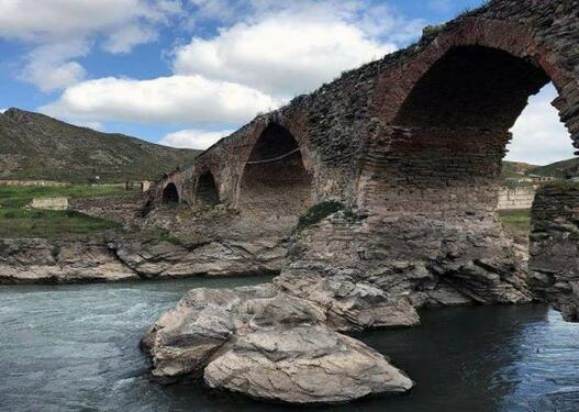 İran vətəndaşları Xudafərin körpüsünü qazdılar