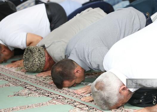 Təzəpir məscidində bayram namazı qılınıb