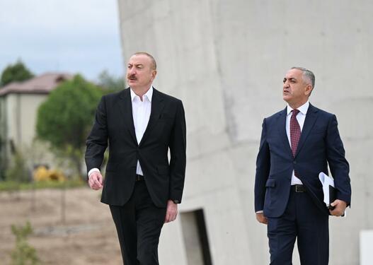 İlham Əliyev Xankəndidə Zəfər parkında görülən tikinti işləri ilə tanış olub