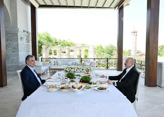 İlham Əliyev və Qurbanqulu Berdiməhəmmədov Şuşada nahar ediblər