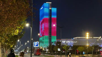 Daşkəndin küçələrində binalar üzərində Azərbaycan bayrağı proyeksiya olunub - FOTO