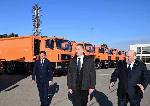 İlham Əliyev Bakıda məişət tullantıları daşıyan texnikalarla tanış olub
