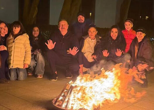 Prezident ailəsi ilə tonqal ətrafında