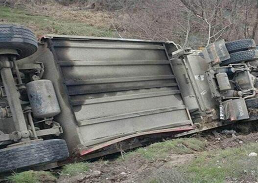 Kəlbəcərdə yük avtomobili aşıb, 3 nəfər ölüb