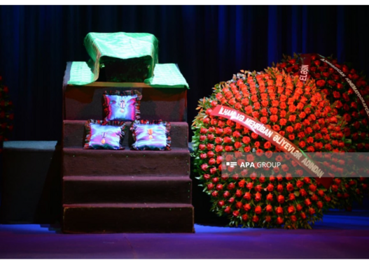 Prezident İlham Əliyev və Mehriban Əliyeva Xalq artisti Rasim Balayevlə vida mərasiminə əklil göndərib