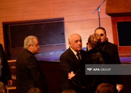 Baş nazir Əli Əsədov Xalq artisti Rasim Balayevlə vida mərasimində iştirak edir - FOTO