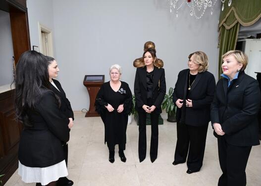 Mehriban Əliyeva Tbilisidə Mirzə Fətəli Axundzadə adına Azərbaycan Mədəniyyəti Muzeyi ilə tanış olub - FOTO