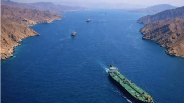 İran Hörmüz boğazında gəmilərin hərəkətini dayandırdı