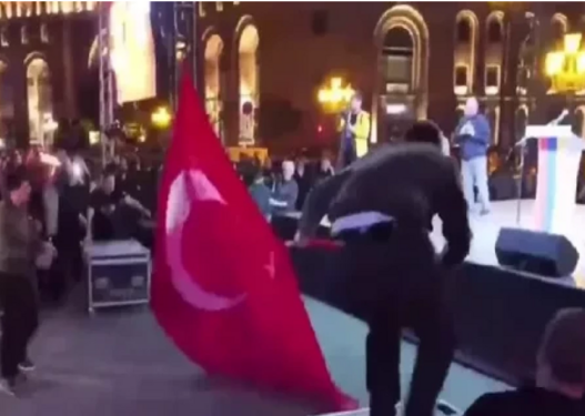 Azərbaycan XİN İrəvanda Türkiyə bayrağının yandırılmasını pisləyib