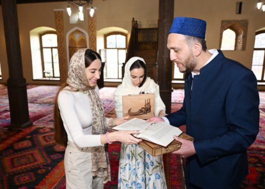 Leyla Əliyeva və Arzu Əliyeva Şəkidə Xan məscidini ziyarət ediblər