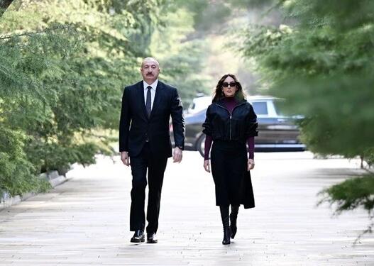 Prezident və xanımı Heydər Əliyevin məzarını ziyarət etdi