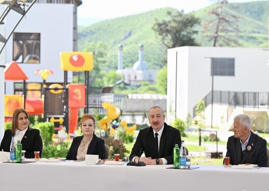 Prezident İlham Əliyev Zəngilan şəhərində sakinlərlə görüşüb