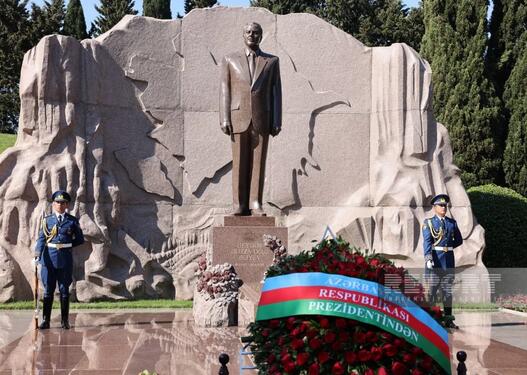 Dövlət və hökumət rəsmiləri Ulu Öndər Heydər Əliyevin məzarını ziyarət ediblər