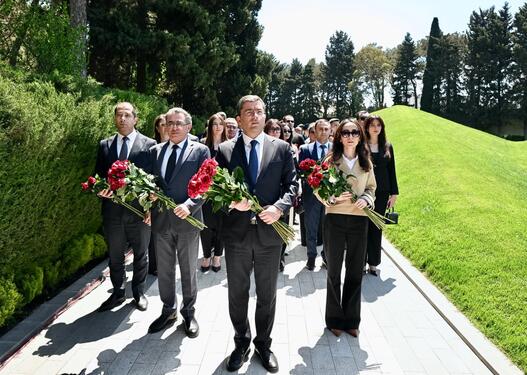 Medianın İnkişafı Agentliyinin kollektivi Fəxri xiyabanı ziyarət edib