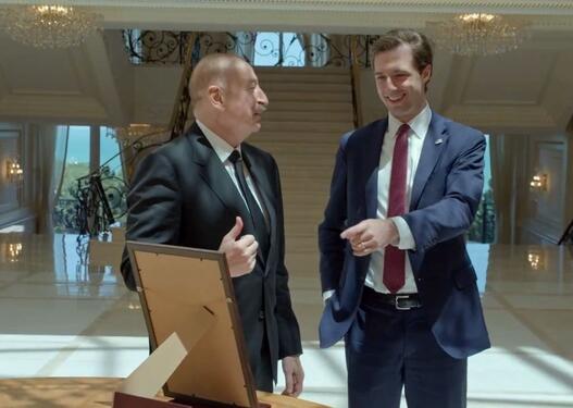 Prezident Trampın xatirə hədiyyəsini ABŞ dövlət katibinin köməkçisinə göstərib
