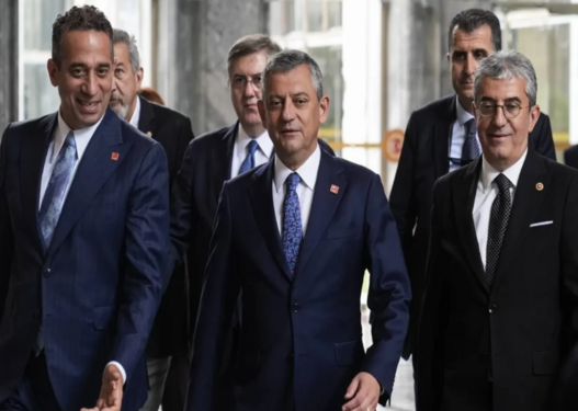 Özgür Özəl və komandası CHP-nin partiya məclisindən istefa verib