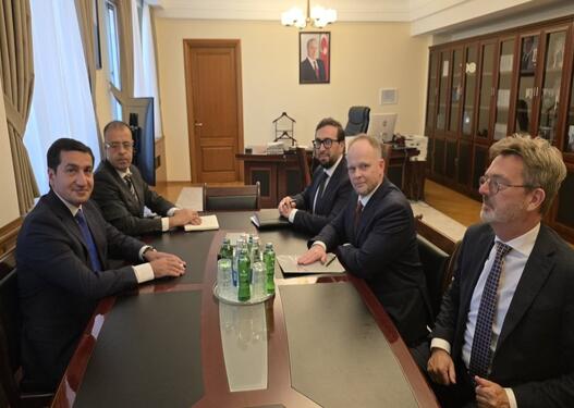 Hikmət Hacıyev Baş katibin xüsusi nümayəndəsi ilə Azərbaycan–NATO tərəfdaşlığını müzakirə edib