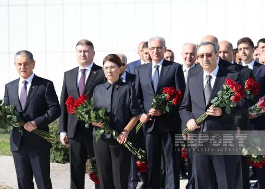 Dövlət və hökumət rəsmiləri Bakıdakı Zəfər parkında olublar