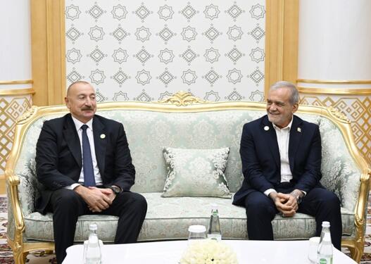 Prezident İlham Əliyev Məsud Pezeşkianla görüşüb